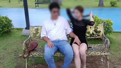 邀请单男在公园内调教淫妻 真的好羞耻 即紧张又刺激