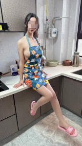 老婆不仅裸体给单男做饭吃还无套内射