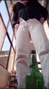 肥熟女用酒瓶自慰