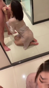 騷屄少妇跪在镜子前口交，真欠尻