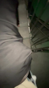 在黑丝御姐楼下后入她