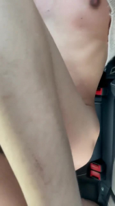 良家熟女老公在家，只能在她小区楼下玩车震了，太惊险刺激