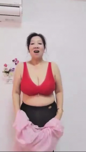 简介有群，55岁超大G奶熟女阿姨红色胸罩保不住的巨乳抱着大奶自慰，爆