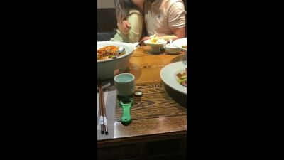 带着老婆出来吃饭 对面老公没忍住就开始舌吻 两对夫妻的天伦之乐