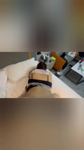 边尻边拿皮鞭子抽母狗，真好玩