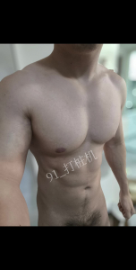 肌肉男把母狗抱起来插，双脚离地(北京交友)