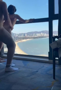 在落地窗前和女友舌吻让单男狠狠后入