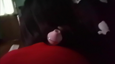 小娇妻手拿秒潮吃鸡