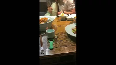 让媳妇穿着华伦天奴出来和单男吃饭 吃着就舌吻起来 太反差了