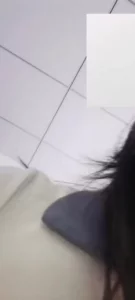 【章哥经典】颜值很高的眼镜妹真的骚小穴座脸舔奶头各种动作诱惑，下