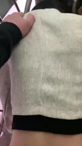 刚送完孩子的少妇 大白天楼道偷情 刺激