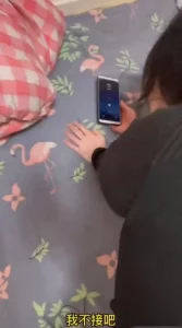 一边被操  一边接老公的电话  哈哈