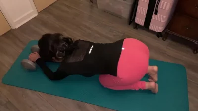 瑜伽裤巨乳少妇 身材丰腴 无毛鲍鱼粉嫩 菊花塞着肛塞