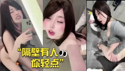 不穿内衣内裤挑逗男大学生拉去商场试衣间露出骚逼给他看