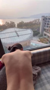 杭州西湖旁落地窗后入骚货空姐