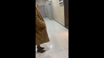 约操体制内老师 直接丝袜在楼道展示穿搭太骚了