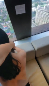 落地窗拽头发后入00后巨乳