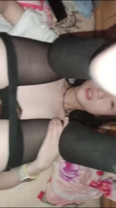 &ldquo;被邻居听到我看你怎么搞&rdquo;去经常穿黑丝的05年女同事家里偷情 刺激